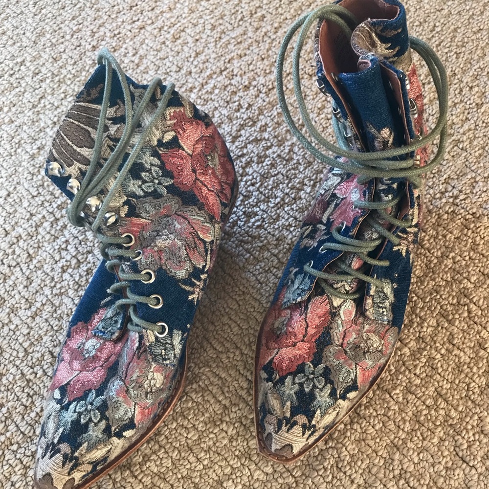 NWOT Jeffrey Campbell Booties size 6